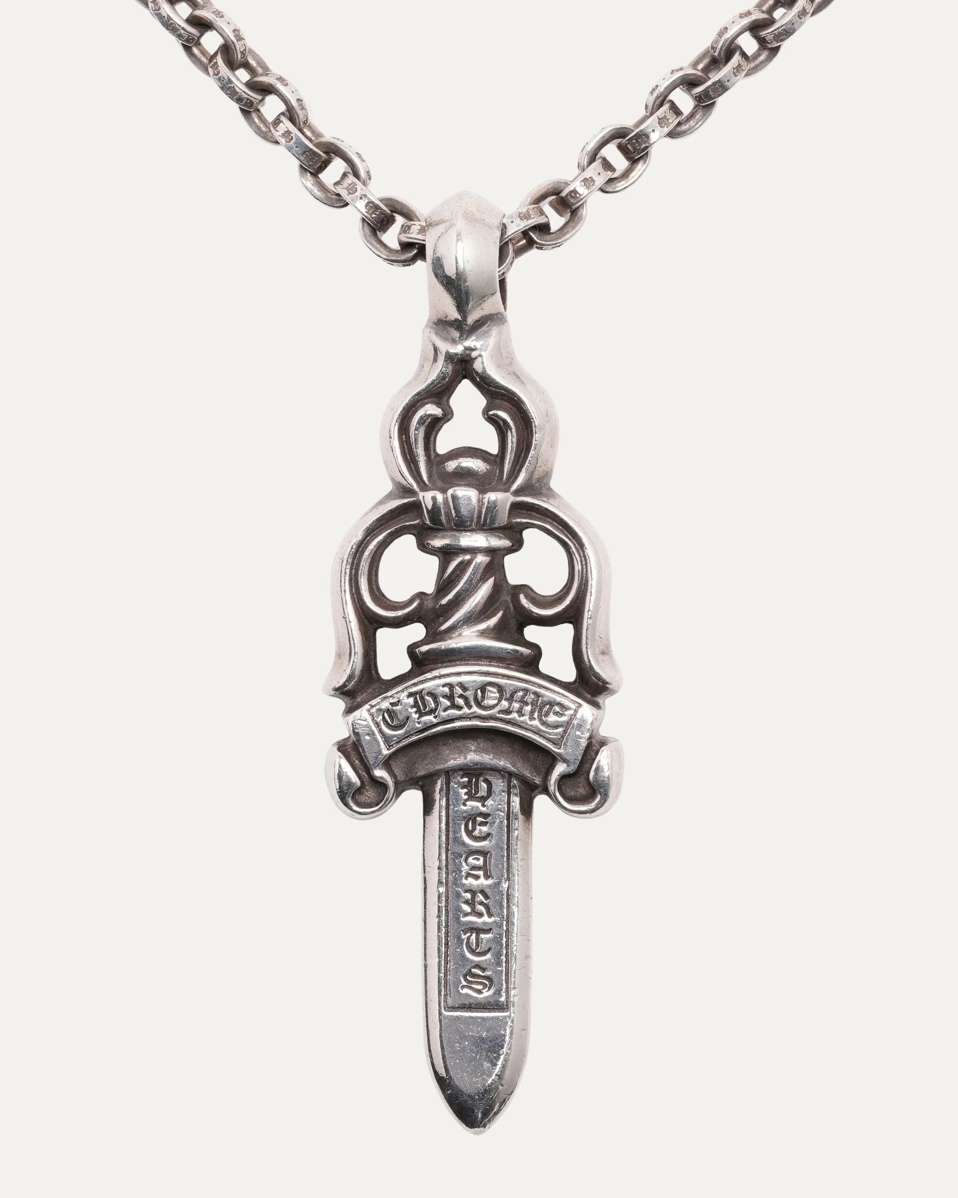 Herzförmiger Dolchanhänger aus Chrom | Doppeldolch-Halskette aus 925er Sterlingsilber | Hip-Hop-, Y2K-Punk-Gothic-Schmuck