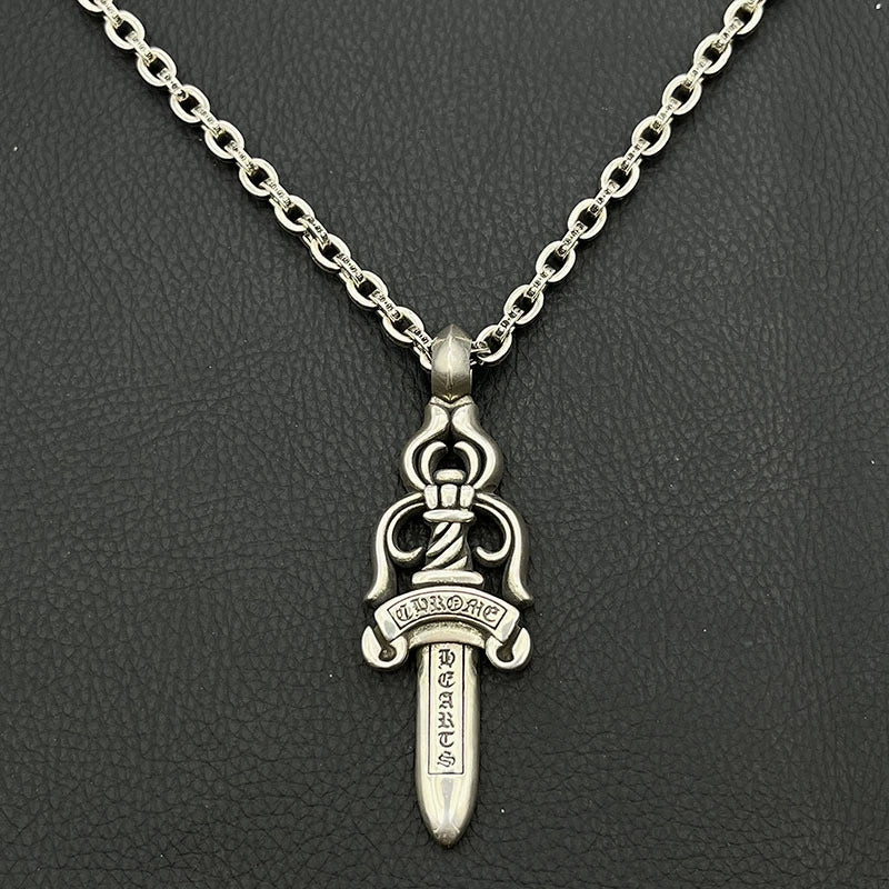 Herzförmiger Dolchanhänger aus Chrom | Doppeldolch-Halskette aus 925er Sterlingsilber | Hip-Hop-, Y2K-Punk-Gothic-Schmuck