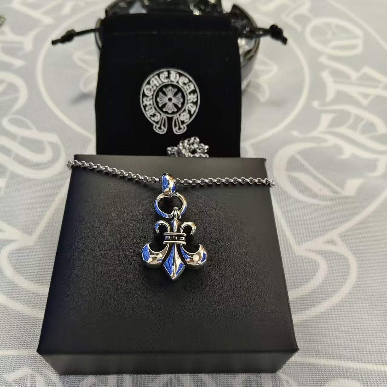 Chrome Hearts „Fleur de Lis“-Tropfenanhänger – 925er Sterlingsilber, Rock Saints Schmuck