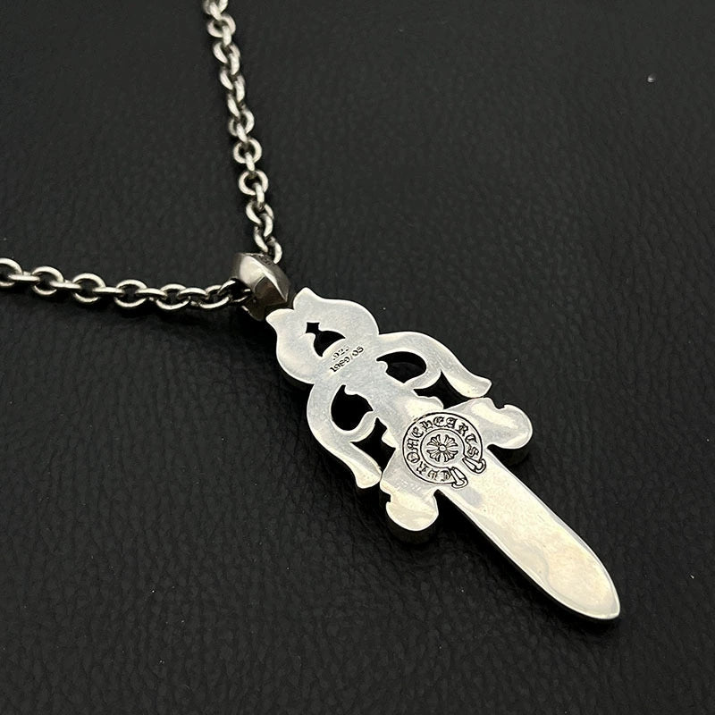 Herzförmiger Dolchanhänger aus Chrom | Doppeldolch-Halskette aus 925er Sterlingsilber | Hip-Hop-, Y2K-Punk-Gothic-Schmuck
