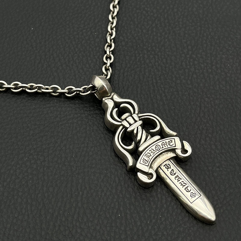 Herzförmiger Dolchanhänger aus Chrom | Doppeldolch-Halskette aus 925er Sterlingsilber | Hip-Hop-, Y2K-Punk-Gothic-Schmuck